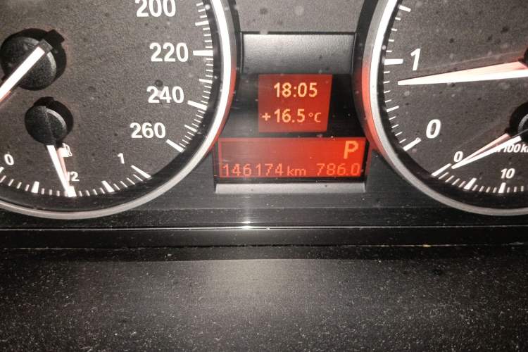 Used BMW X1 2012 sDrive18i Luxury Edition Odometer Close Up