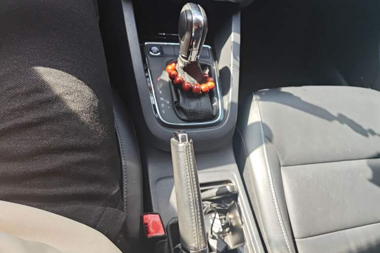 Used Volkswagen Sagitar 2017 1.6L Automatic Comfort Model Gear Lever