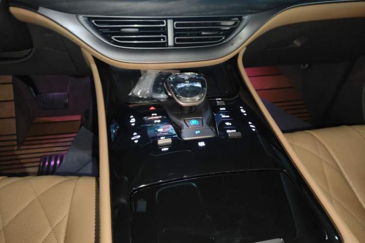 Used Denza D9 2024 DM-i 980 Four-Wheel Drive Flagship Model
