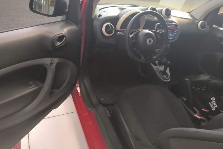 Used smart fortwo 2015 1.0L 52 kW hardtop Dynamic version
