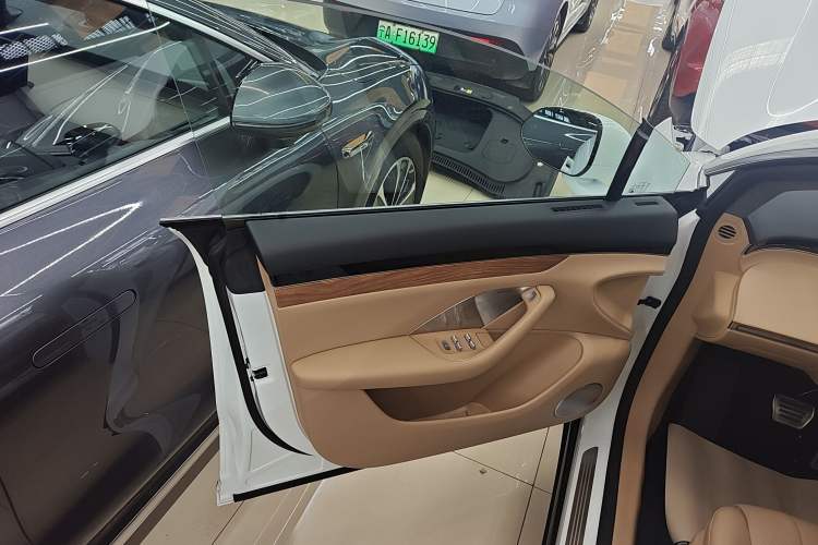 Used Hima Luxeed R7 2024 All-Electric 736 km Ultra Left Front Door Interior