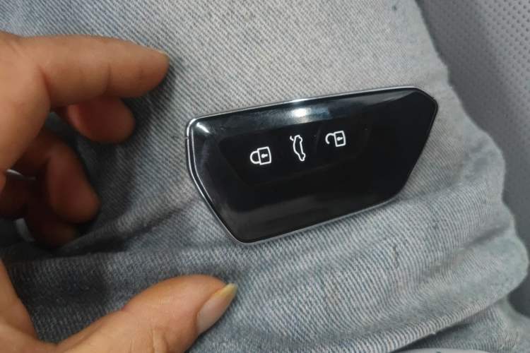 Used Volkswagen Tavendor 2024 380TSI All-Wheel Drive R-Line Blacklight Knight Edition Vehicle Key