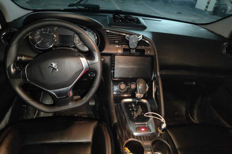 Used Peugeot 3008 2015 2.0L Automatic Classic Edition Center Console