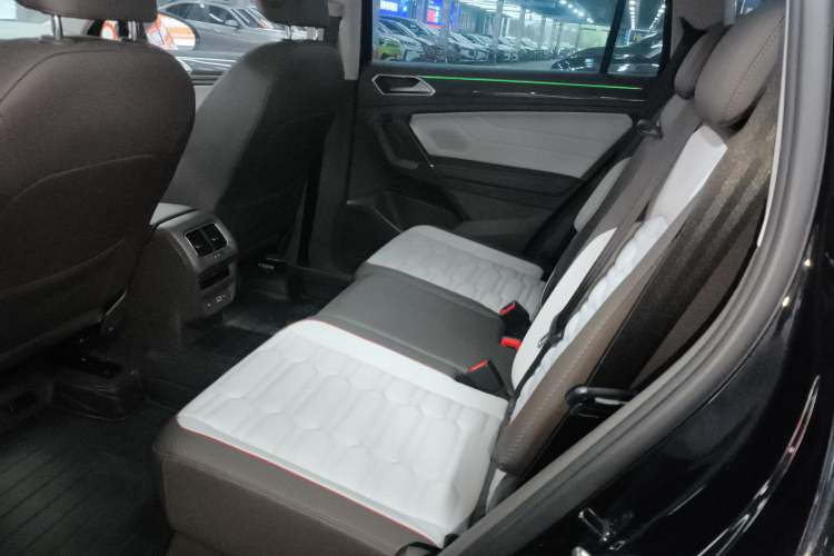 Used Volkswagen Tiguan L 2023 330TSI Automatic Two-Wheel Drive R-Line Flagship Edition Left Rear Seat