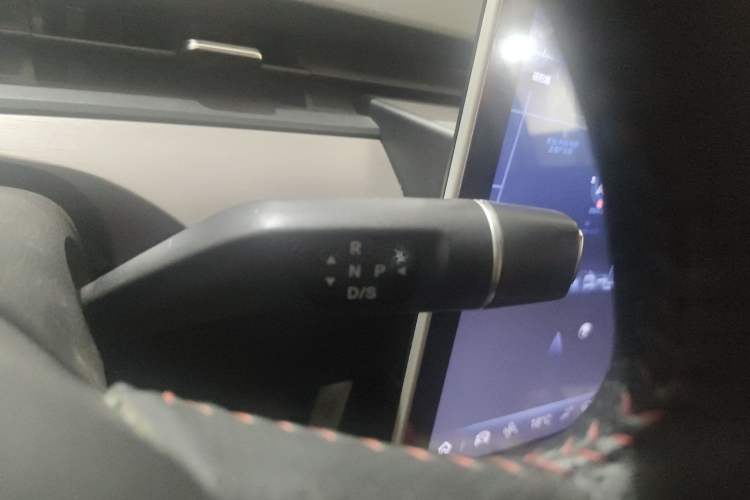 Used NETA V 2021 Standard Range Entertainment Version – Upgraded Model Gear Lever