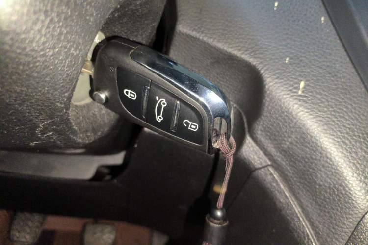 Used Dongfeng Aeolus AX7 2015 2.0L Manual Zhiyue Model Interior 1