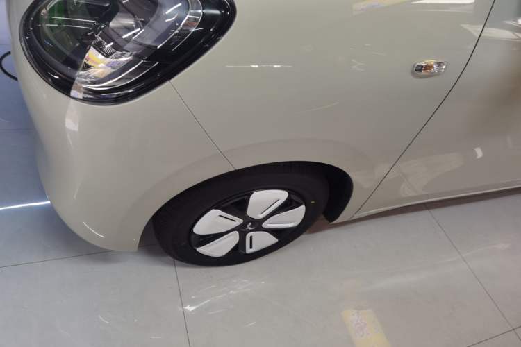 Used Wuling Hongguang MINIEV 2025 Four-Door Version Advanced Edition Left Front Wheel Hub