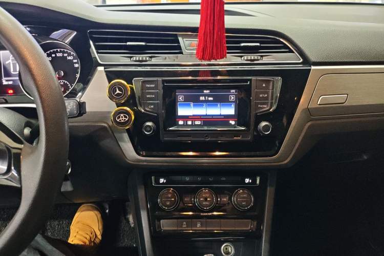 Used Volkswagen Touran 2016 Volkswagen Touran L 280TSI DSG Comfort Edition Audio And AC Panel