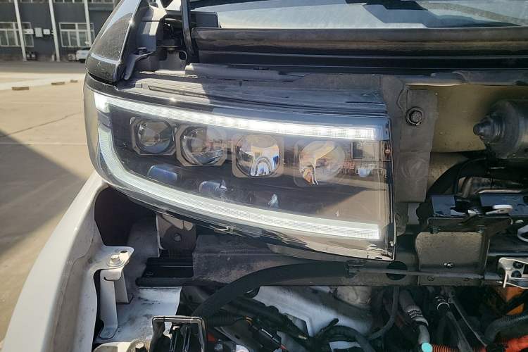 Used Farizon Super VAN 2024 Zhifu Edition Mid-Drive Mid-Roof 83 kWh Right Front Headlight