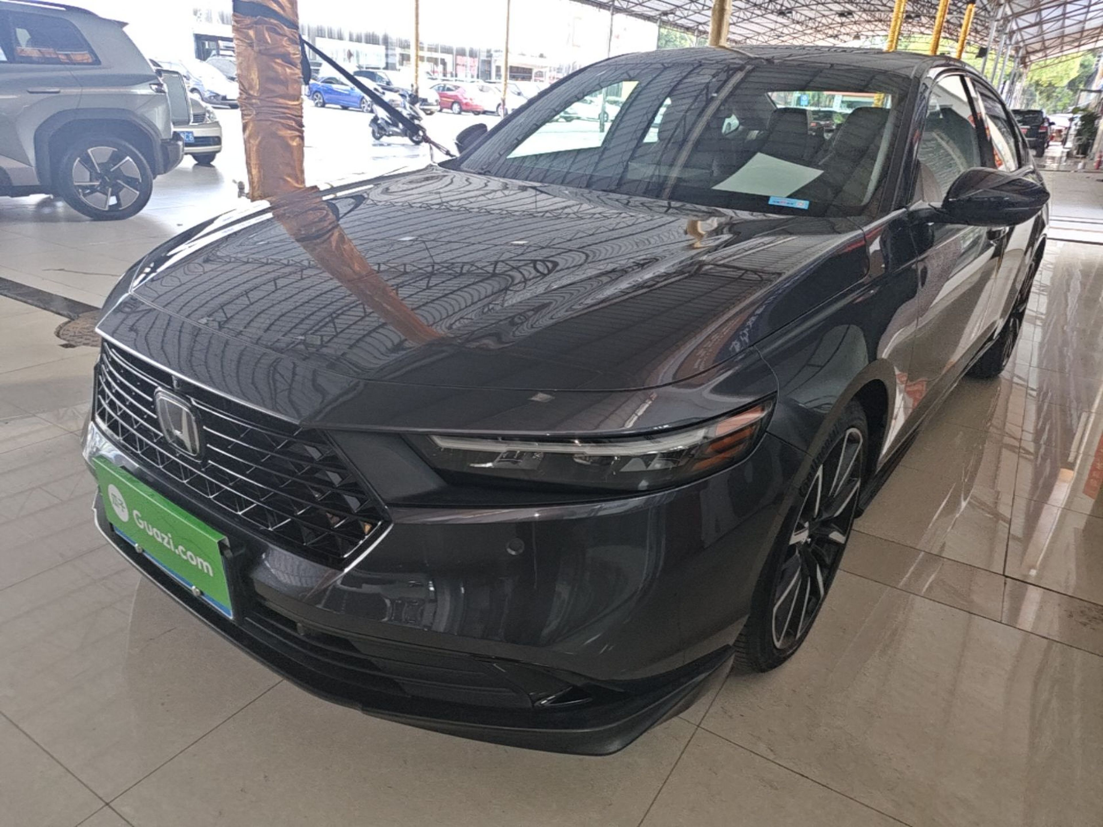 Под передней частью автомобиля