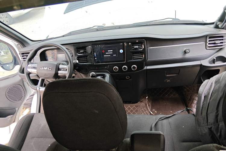 Used JMC Fushun 2023 2.0T Manual Diesel Long-Wheelbase High-Roof Business Van with Dual Rear Tires 6–9 Seats
