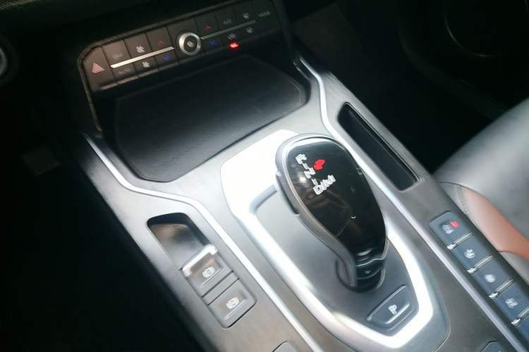 Used Wey VV5 2020 1.5T Two-Wheel Drive Color Pioneer Gear Lever