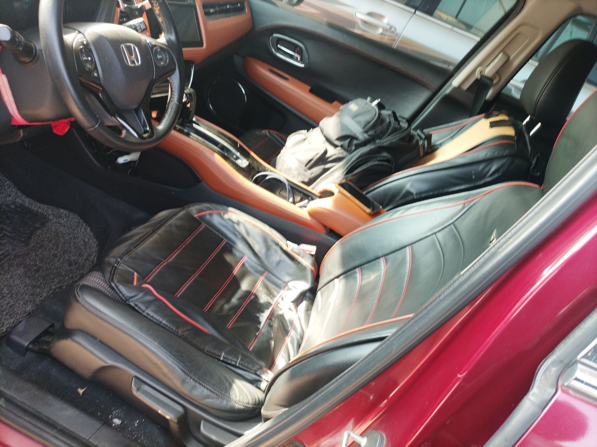 المقاعد الأمامية داخل السيارة