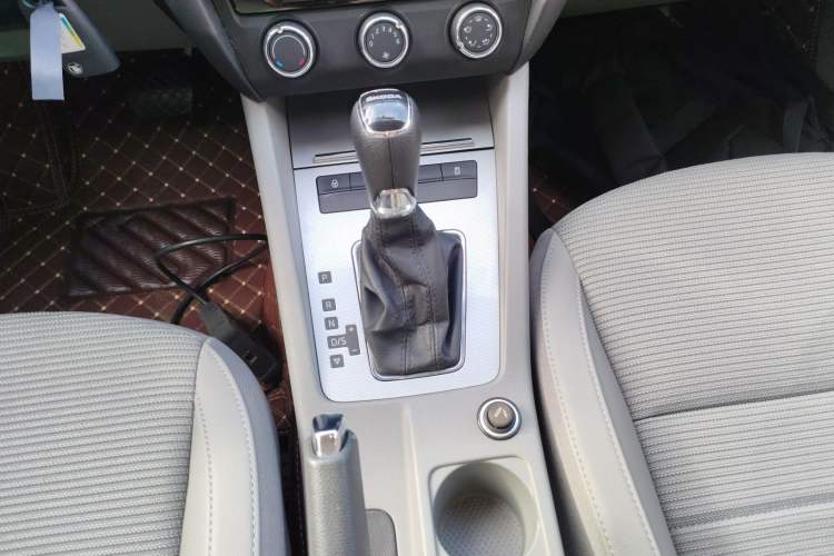 Used Skoda Octavia 2015 1.6L Automatic Yijie Edition Gear Lever