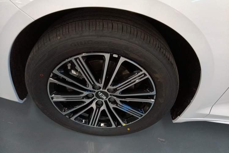 Used Geely Auto Preface 2026 Model Oriental Yao 1.5TD Fuyao Edition Left Front Wheel Hub