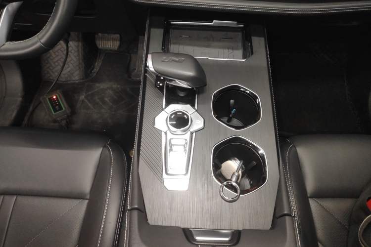 Used CHANGAN UNI-K 2024 2.0T Two-Wheel Drive YueShang Trim Gear Lever