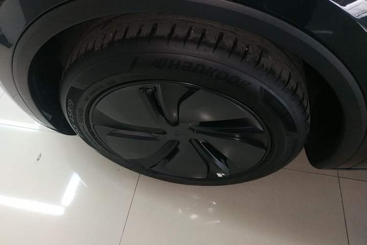 Used Tesla Model Y 2025 Long-Range All-Wheel-Drive Version