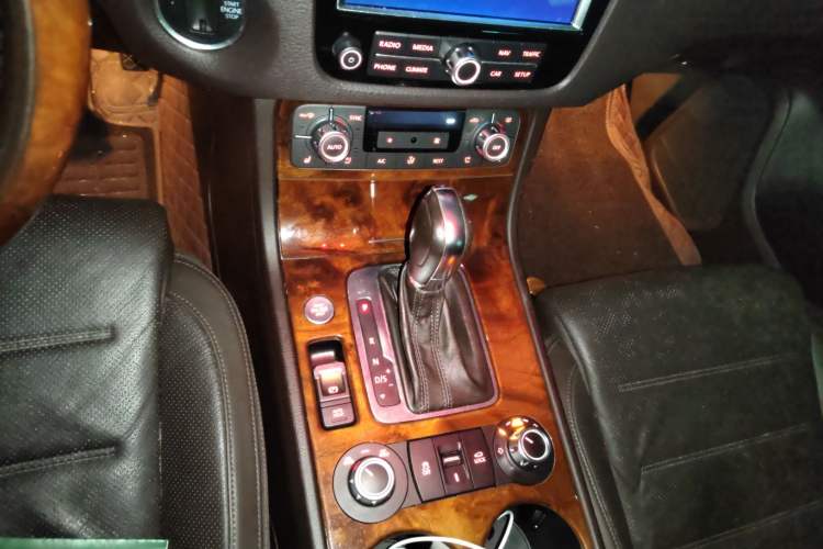 Used Volkswagen Touareg 2014 3.0 TSI New Edition Gear Lever
