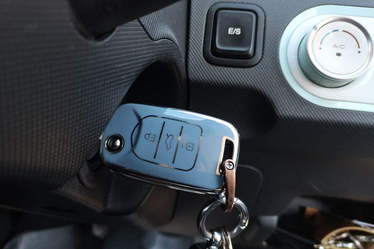 Used Wuling Hongguang MINIEV 2022 Macaron Premium Model – Lithium Iron Phosphate Vehicle Key