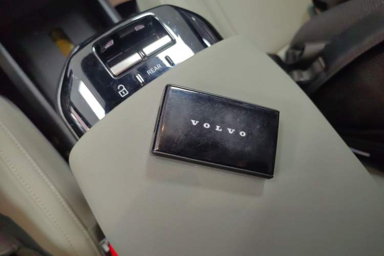 Used Volvo EX30 2025 Rear-Drive Long-Range Plus Model
