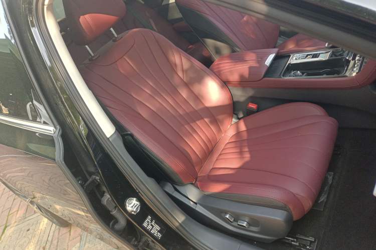 Used Hongqi H5 2025 2.0T Automatic Flag Edition – 500 000 Units Commemorative Version
