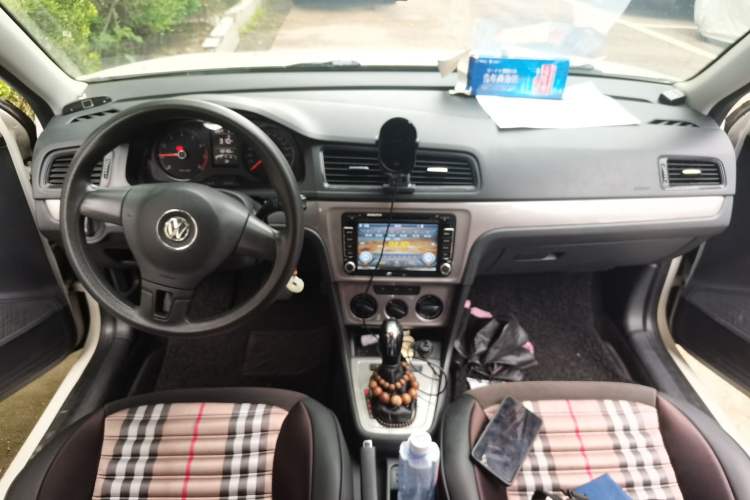 Used Volkswagen Gran Lavida 2013 1.6L Automatic Fashion Model Center Console