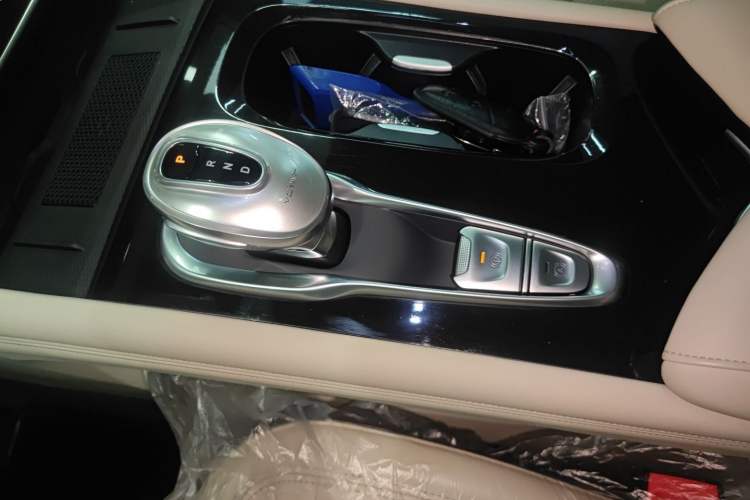 Used VOYAH Dream 2024 PHEV Extended-Range Premium Edition
