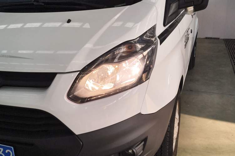 Used Ford Transit 2020 2.0T Diesel Multi-Function Commercial Vehicle Mid-Chassis Low-Roof Design with Dual Rear Doors Meeting China VI Emission Standards Left Front Headlight