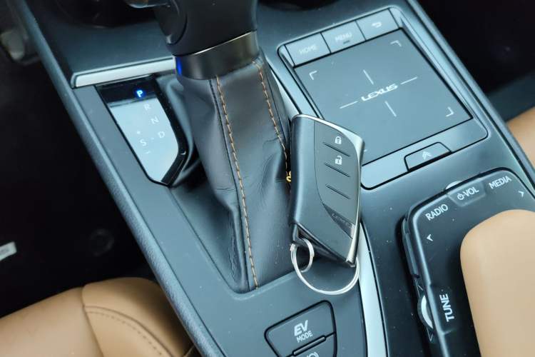 Used Lexus UX 2020 260h Explore-Cool Edition
