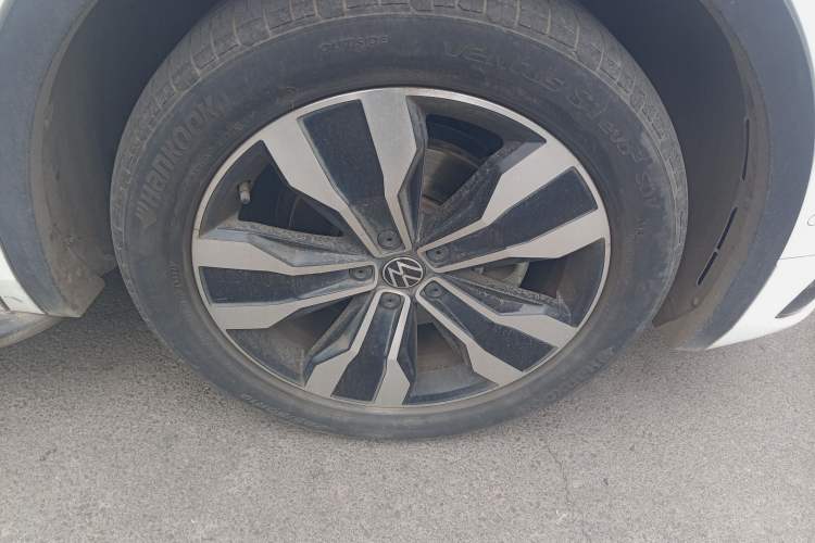 Used Volkswagen Tiguan L 2023 380TSI Automatic All-Wheel Drive R-Line Enhanced 7-Seater Right Front Wheel Hub