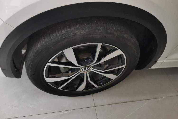 Used Volkswagen T-ROC 2024 300TSI DSG Two-Wheel-Drive Chen Guang Edition Exterior 2