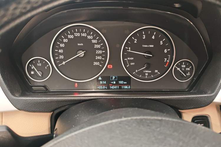 Used BMW 3 Series 2016 320Li Fashion Model Odometer Close Up