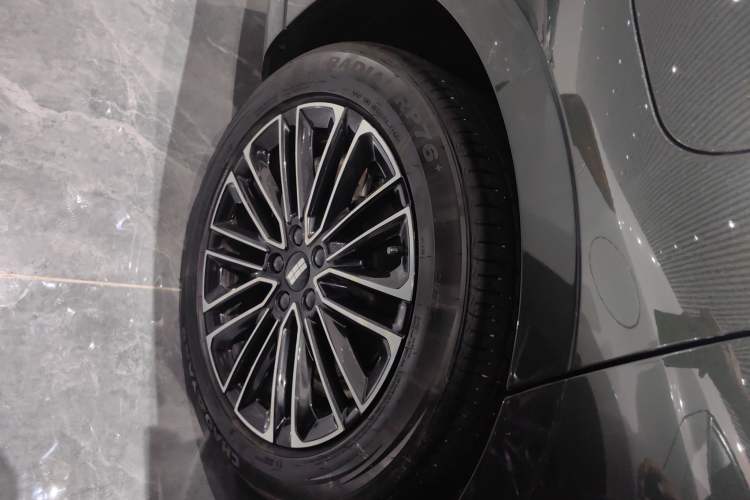 Used Geely Galaxy 8 2025 130km EM-i Deluxe Edition Right Rear Wheel Hub