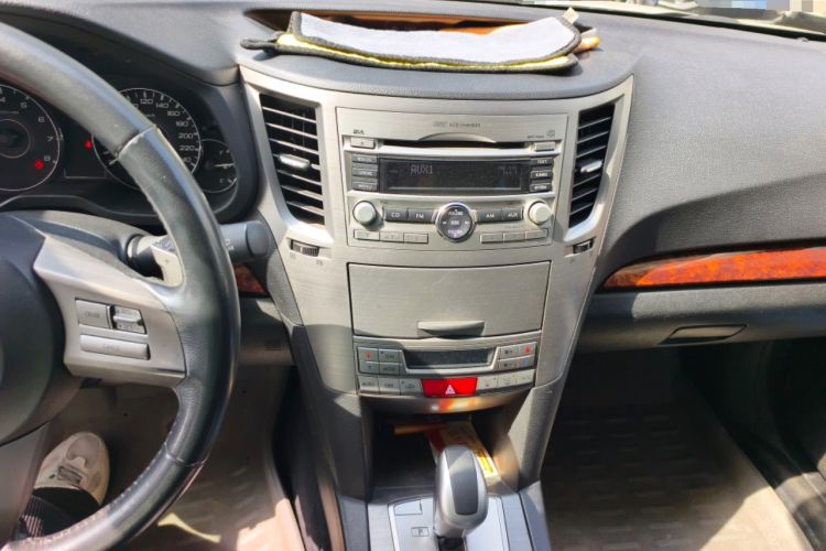 Used Subaru Outback 2010 2.5i Luxury Edition Audio And AC Panel