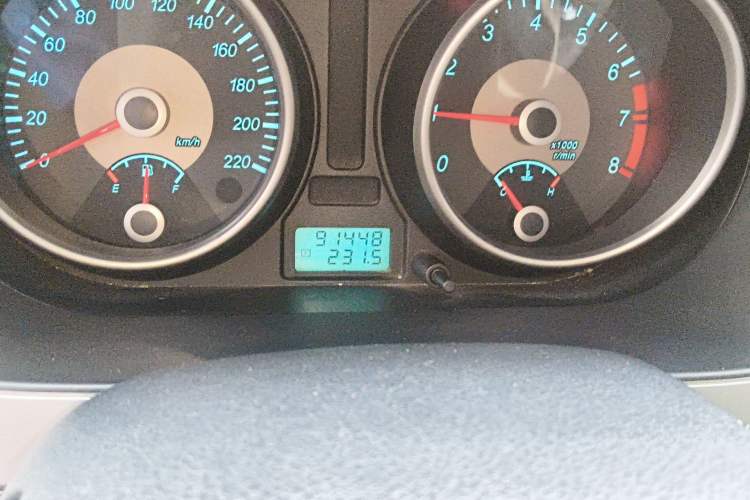 Used Buick Excelle 2011 1.6LX-AT Odometer Close Up