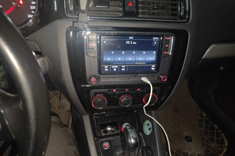 Used Volkswagen Sagitar 2018 1.6L Automatic Comfort Model Audio And AC Panel