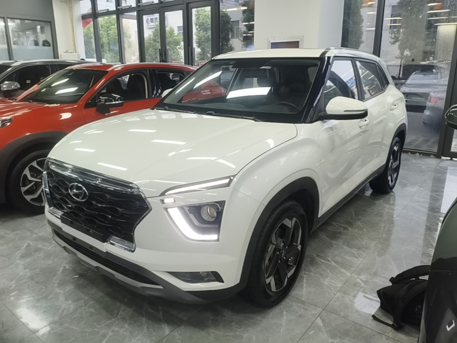 Под передней частью автомобиля