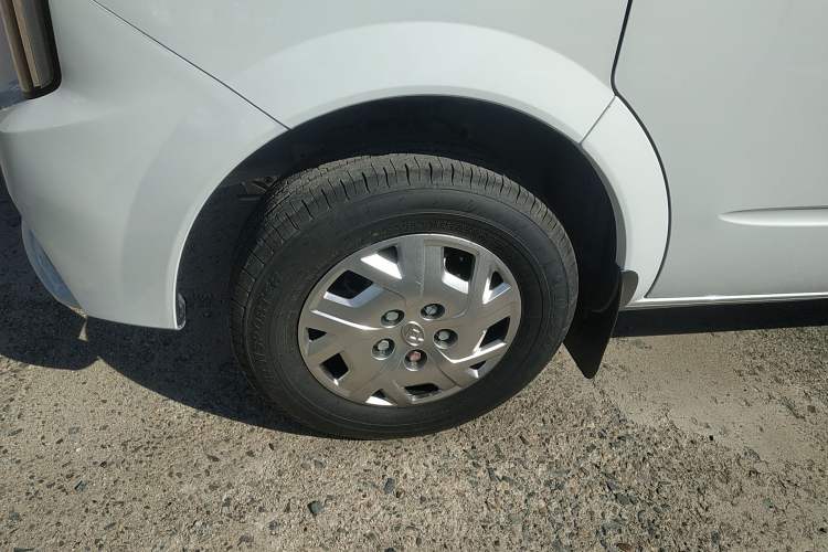 Used SAIC MAXUS Xintu V80 2025 PRO Aoyuntong 2.0T Manual Short Wheelbase Ultra-Low Roof 5/6-Seater
