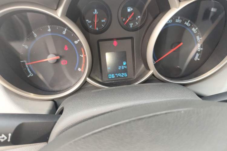 Used Chevrolet Cruze 2013 1.6L SL MT Odometer Close Up