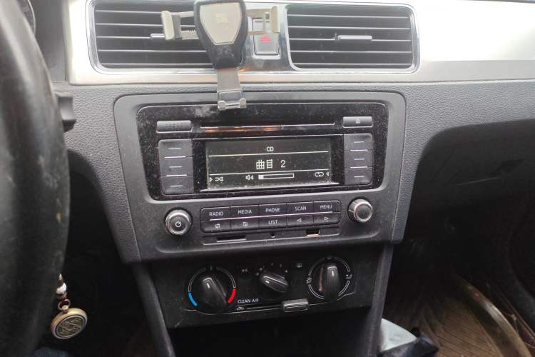 Used Skoda Rapid 2018 1.6L Manual Comfort Edition Audio And AC Panel