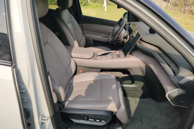 Used Nio ES7 2022 100 kWh Right Front Seat