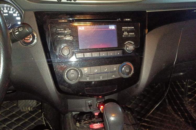 Used Nissan Qashqai 2016 2.0L CVT Luxury Edition Audio And AC Panel