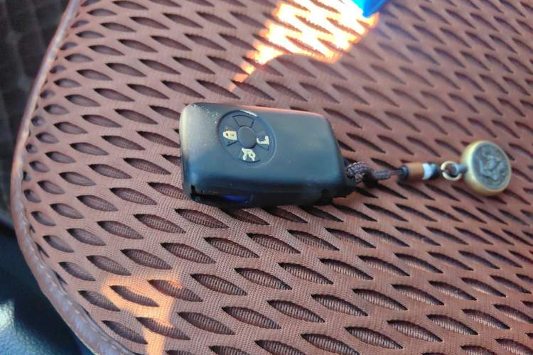 Used Toyota RAV4 2010 2.4L Automatic Deluxe Upgrade Edition Vehicle Key