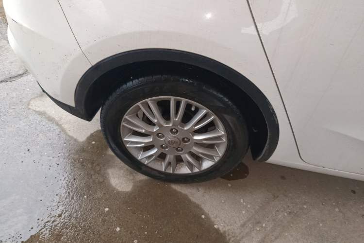 Used CHANGAN Eado 2013 1.6L Manual ZhiKu Model China IV Standard Exterior 5