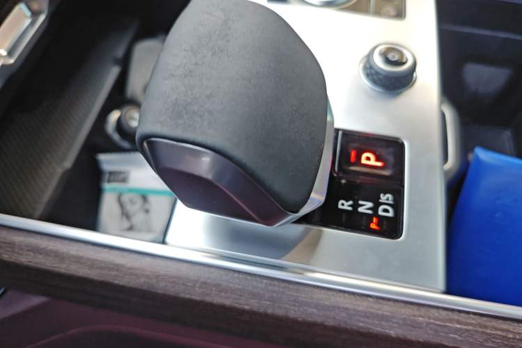 Used Land Rover Range 2023 3.0 L6 400 PS Extended Long-Wheelbase Version Gear Lever