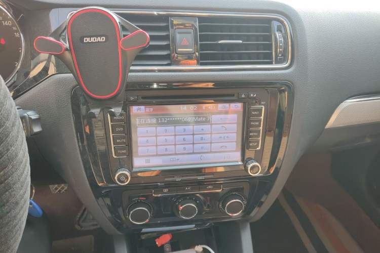 Used Volkswagen Sagitar 2015 1.6L Manual Comfort Model Audio And AC Panel