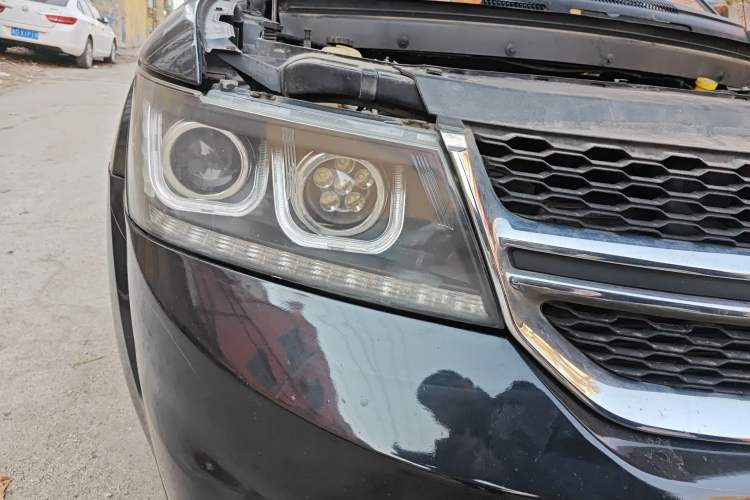 Used Dodge Journey 2013 2.4L Two-Wheel Drive Luxury Version Right Front Headlight