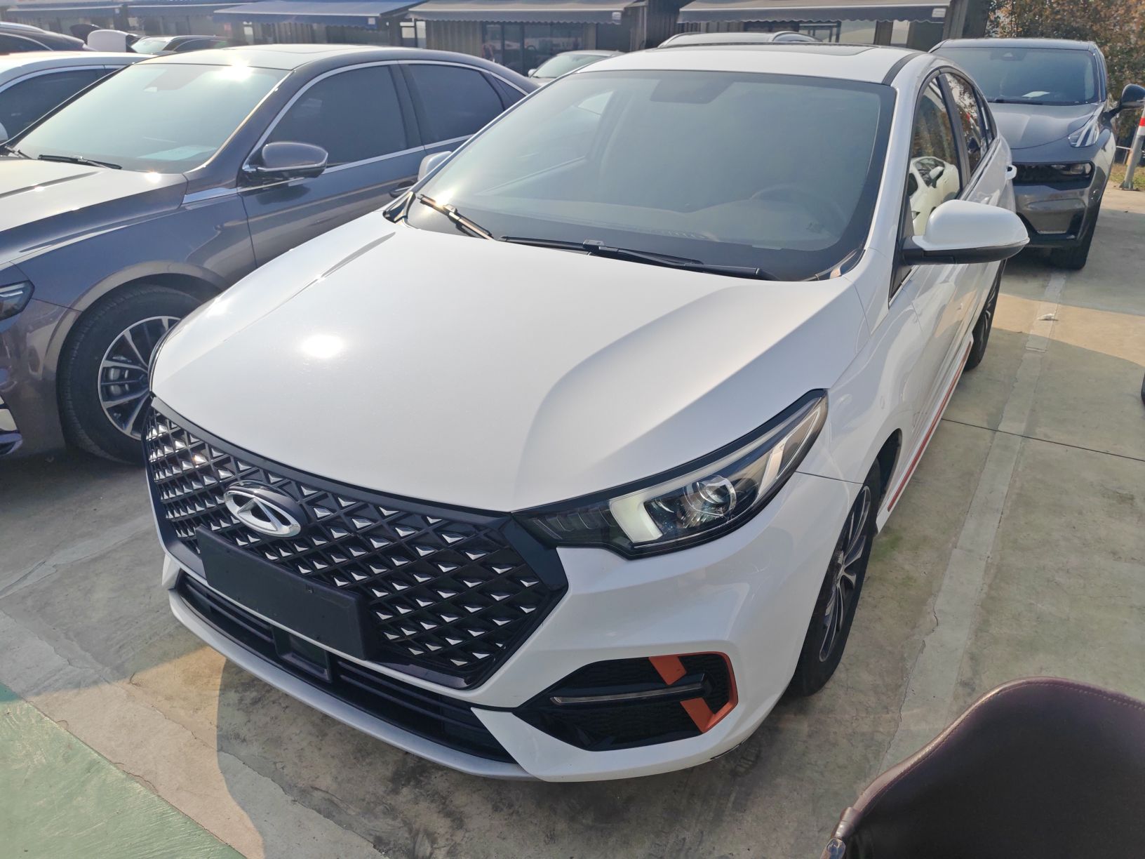 تحت مقدمة السيارة