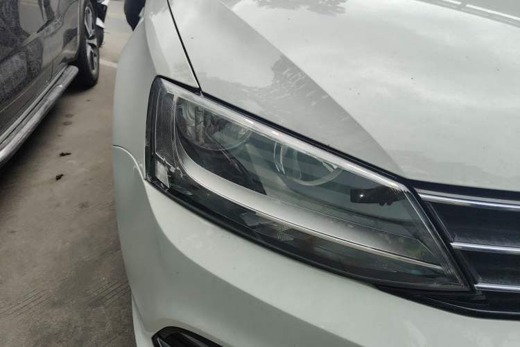 Used Volkswagen Sagitar 2017 230TSI Automatic Comfort Version Right Front Headlight