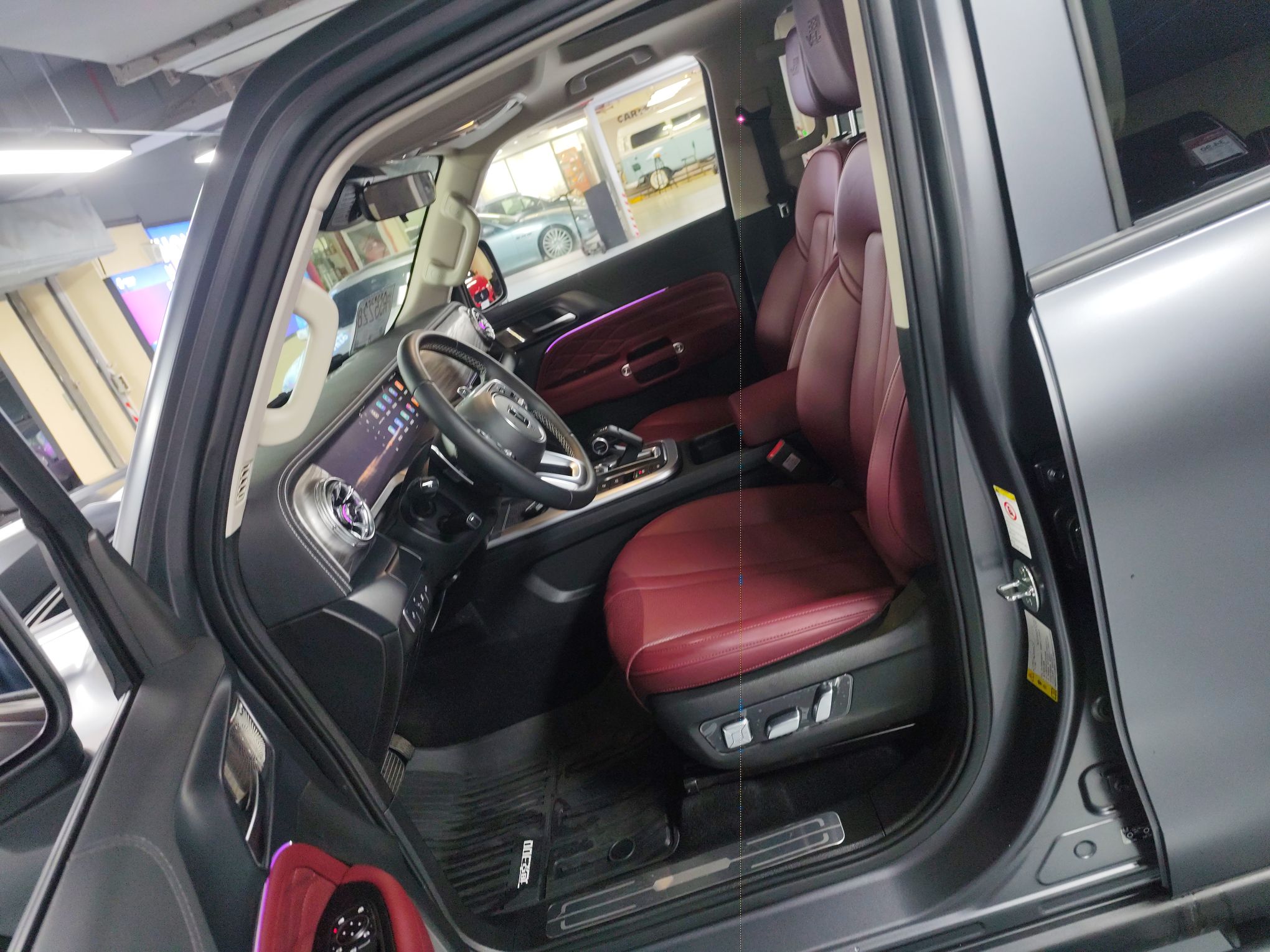 المقاعد الأمامية داخل السيارة